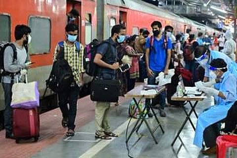 ന്യൂഡല്ഹിയില് നിന്ന് ആദ്യ ട്രെയിന് തിരുവനന്തപുരത്ത് എത്തി ; കോഴിക്കോട് ഇറങ്ങിയ ആറുപേർക്ക് കോവിഡ് രോഗലക്ഷണം