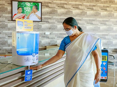 കൈകൊണ്ട് തൊടാതെ സാനിറ്റൈസര്; പ്രത്യേക സെന്സര് ഉള്ള ഡിസ്പെന്സറികള്, ഓട്ടോമാറ്റിക് സാനിറ്റൈസര് മെഷീനുമായി സര്ക്കാര്