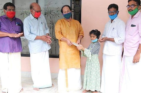 പാഠം ഒന്ന്: മനുഷ്യത്വം; നിംഷാനയുടെ അയ്യായിരം രൂപയുടെ ചെക്കിന് 5000 കോടിയുടെ മൂല്യമെന്ന് ഇന്നസെന്റ്