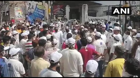 ഹോട്ട്സ്പോട്ടിൽ റാലി: പങ്കെടുത്തത് നൂറുകണക്കിന് ആളുകൾ, സംഘടിപ്പിച്ചത് പൊലീസ് (വിഡിയോ)