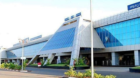 കരിപ്പൂര് വിമാനത്താവളത്തില് സുരക്ഷാ വീഴ്ച; ഉപയോഗിച്ച പിപിഇ കിറ്റുകള് വലിച്ചെറിഞ്ഞ നിലയില്