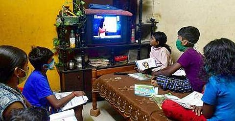 ഓൺലൈൻ ക്ലാസുകൾക്ക് സംസ്ഥാനം സജ്ജം ; സൗകര്യമില്ലാത്ത ആദിവാസി മേഖലകളിൽ റെക്കോഡ് ചെയ്ത് എത്തിക്കുമെന്ന് സർക്കാർ ഹൈക്കോടതിയിൽ