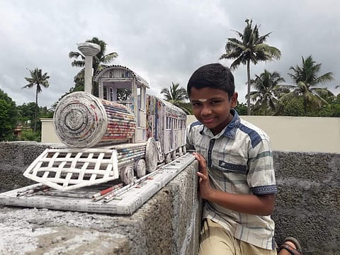 പത്രക്കടലാസും പശയും മാത്രം; 12കാരന്റെ കരവിരുതിൽ പിറന്നത് മനോഹരമായൊരു ട്രെയിൻ; വിശിഷ്ടമെന്ന് റെയിൽവേ മന്ത്രി