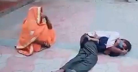 ഡോക്ടർമാർ അവഗണിച്ചു; പിഞ്ചുകുഞ്ഞിന്റെ മൃതശരീരം ചേര്ത്ത് പിടിച്ച് മാതാപിതാക്കള്; കരളലിയിക്കും ഈ വിഡിയോ