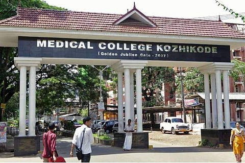പ്രസവത്തെ തുടർന്ന് യുവതിക്ക് കോവിഡ്; കോഴിക്കോട് മെഡിക്കൽ കോളജിൽ ഡോക്ടർമാരടക്കം 70ലധികം ആരോഗ്യ പ്രവർത്തകർ നിരീക്ഷണത്തിൽ
