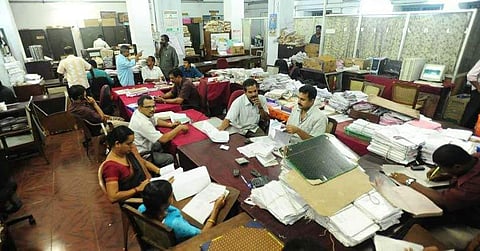 സര്ക്കാര് ഓഫീസുകള് ഇന്നു മുതല് തുറന്നുപ്രവര്ത്തിക്കും; എല്ലാ ജീവനക്കാരും ജോലിക്കെത്തണം; മാര്ഗനിര്ദേശങ്ങള്