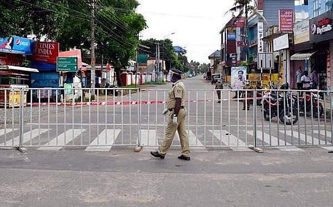 തിരുവനന്തപുരത്തെ തീരമേഖല അടച്ചു ; സമ്പൂര്ണ്ണ ലോക്ക്ഡൗണ്