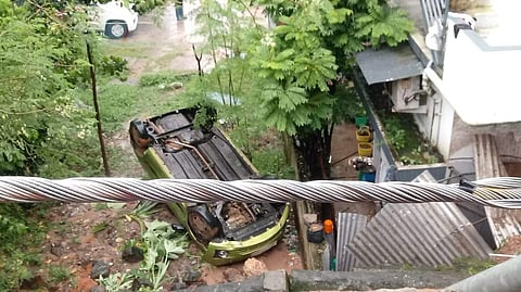 കൊച്ചിയില് റോഡ് തകര്ന്നു, പാര്ക് ചെയ്തിരുന്ന കാറുകള് പത്തടി താഴ്ചയിലേക്ക് മറിഞ്ഞു
