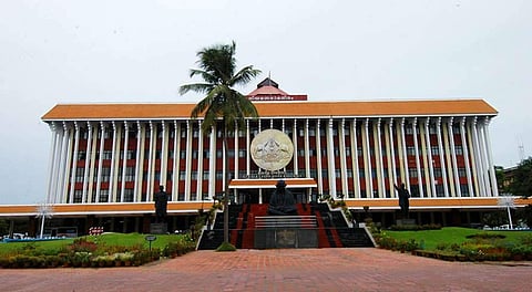 നിയമസഭയിലെ മുഴുവന് ജീവനക്കാരും തിങ്കളാഴ്ച മുതല് ജോലിക്കെത്തണം