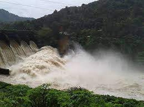 അഞ്ചു ഡാമുകളില് ജലനിരപ്പ് ഇപ്പോഴും പരിധിക്ക് മുകളില് ; റെഡ് അലര്ട്ട് ; മഴയുടെ ശക്തി കുറഞ്ഞു
