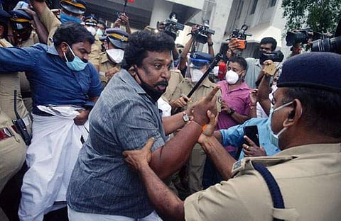 തീപിടിത്തം ഫാനില് നിന്ന്, പ്ലാസ്റ്റിക് ഉരുകി വീണ് കര്ട്ടന് കത്തിയെന്ന് പിഡബ്ല്യൂഡി; പ്രതിഷേധക്കാര്ക്കെതിരെ കേസ്