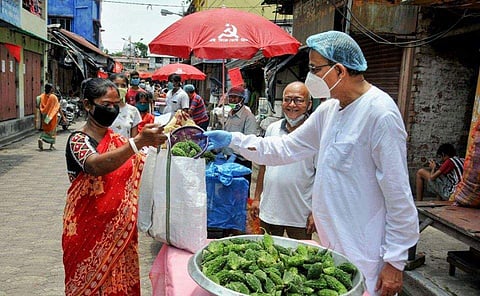 ലോക്ക്ഡൗണ് കാലത്ത് പച്ചക്കറി വിതരണം ചെയ്യുന്ന മുഹമ്മദ് സലിം