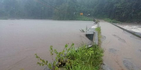 ദുരിതപ്പെയ്ത്ത്: പീരുമേട്ടില് ഉരുള്പൊട്ടല്; ഏലപ്പാറയില് വെള്ളപ്പൊക്കം, മീനച്ചിലാര് കരകവിഞ്ഞൊഴുകുന്നു, അരുവിക്കര ഡാമിന്റെ നാലാമത്തെ ഷട്ടറും തുറന്നു