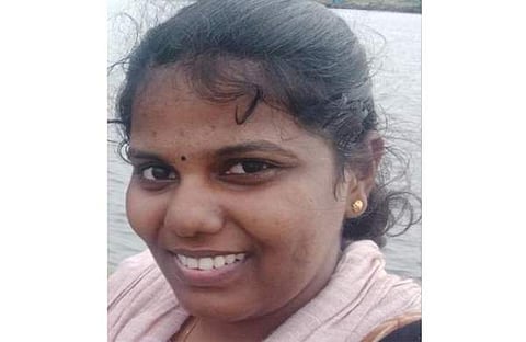 മുന് എംഎല്എ വി കെ ബാബുവിന്റെ മകള് വാഹനാപകടത്തില് മരിച്ചു