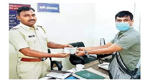 ലോക്കല് ട്രെയിന് യാത്രയില് പേഴ്സ് നഷ്ടപ്പെട്ടു; 14 വര്ഷങ്ങള്ക്ക് ശേഷം പണമടക്കം തിരിച്ചുകിട്ടി