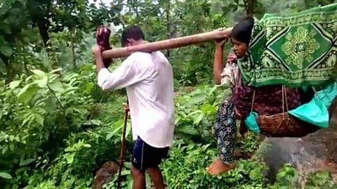 പൂര്ണഗര്ഭിണിയെ ആശുപത്രിയില് എത്തിക്കാന് ബന്ധുക്കള് കമ്പില്ക്കെട്ടി ചുമന്നത് പത്ത് കിലോമീറ്റര്; വീഡിയോ
