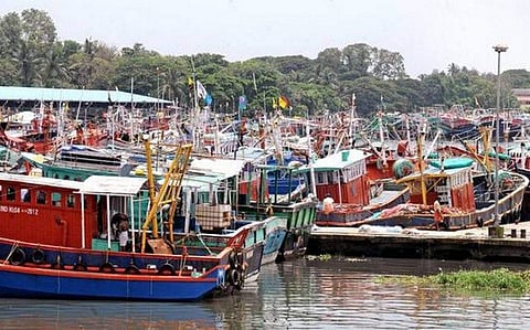 കൊല്ലം അഴീക്കല് ഹാര്ബര് അടച്ചു