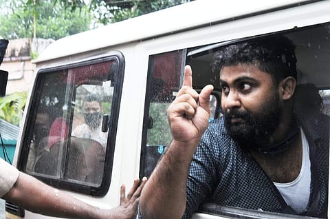 ജീപ്പിന്റെ വിന്ഡ് ഷീല്ഡ് തകര്ത്ത യൂത്ത് കോണ്ഗ്രസ് പ്രവര്ത്തകന് പൊലീസിനോടു തട്ടിക്കയറുന്നു/എ സനേഷ്