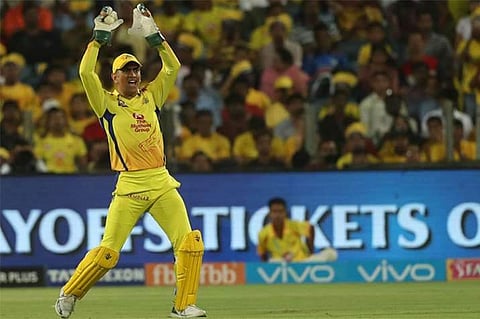ഡിവില്ലിയേഴ്സിനെ മറികടക്കാന് ധോനി, റെക്കോര്ഡിലേക്ക് എത്താന് നാല് സിക്സുകള് കൂടി
