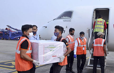 സിറം ഇന്സ്റ്റിറ്റിയൂട്ടിന്റെ ആദ്യ ഘട്ട കോവിഡ് വാക്സിന് ജീവനക്കാര് വിമാനത്തില് കയറ്റുന്നു/ഫോട്ടോ: പിടിഐ