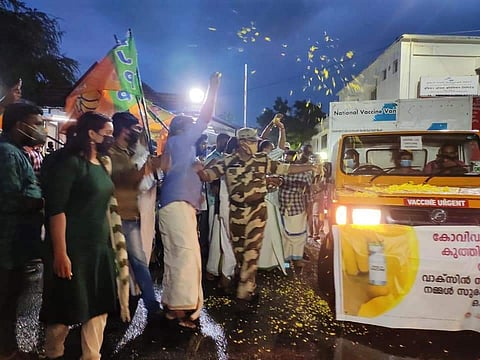 വാക്സിന് നിറച്ച വാഹനങ്ങളില് പുഷ്പവൃഷ്ടിയുമായി ബിജെപി പ്രവര്ത്തകര്/ ഫോട്ടോ ഫെയ്സ്ബുക്ക്