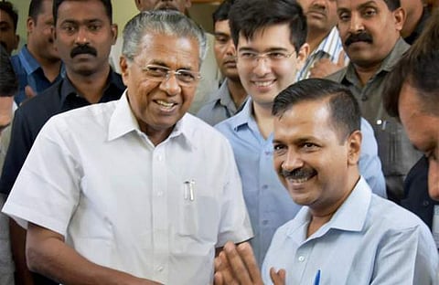 പിണറായി അരവിന്ദ് കെജരിവാളിനൊപ്പം/ഫയല്