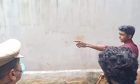 നെയ്യാറ്റിൻകരയിൽ ഒഴിപ്പിക്കൽ നടപടിക്കിടെ പൊള്ളലേറ്റ് മരിച്ച രാജന്റേയും അമ്പിളിയുടേയും ഇളയ മകൻ രഞ്ജിത്ത് പൊലീസിനു നേരെ വിരൽ ചൂണ്ടുന്നു. രാജന്റെ മൃതദേഹം അടക്കം ചെയ്യുന്നതിനായി കുഴിയെടുക്കുന്നത് തടഞ്ഞ പൊലീസുകാർക്ക് നേരെയായിരുന്നു അമർഷം