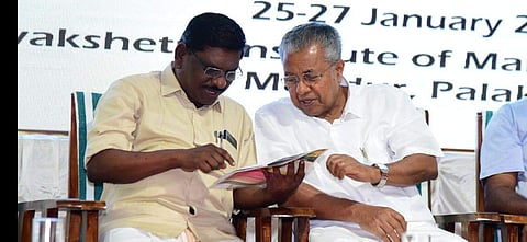 മുഖ്യമന്ത്രി പിണറായി വിജയനൊപ്പം കെവി വിജയദാസ്