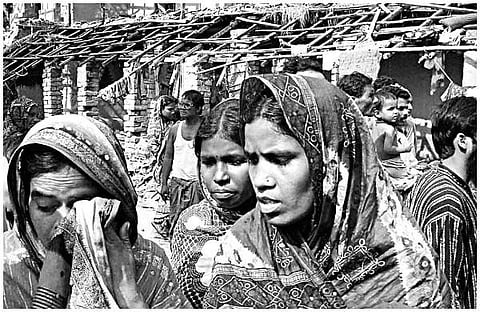 2007ല് തീയിട്ട് നശിപ്പിക്കപ്പെട്ട വീടുകള്ക്ക് മുന്നില് നന്ദിഗ്രാമിലെ ജനങ്ങള്/ ഫയല് ചിത്രം