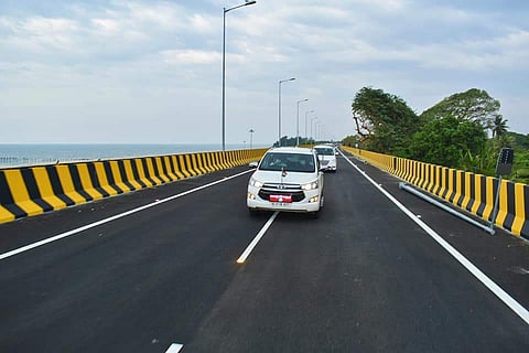 ആലപ്പുഴ ബൈപ്പാസില് കൂടി കടന്നുവരുന്ന മന്ത്രി ജി സുധാകരന്റെ വാഹനം/ ഫെയ്സ്ബുക്ക്