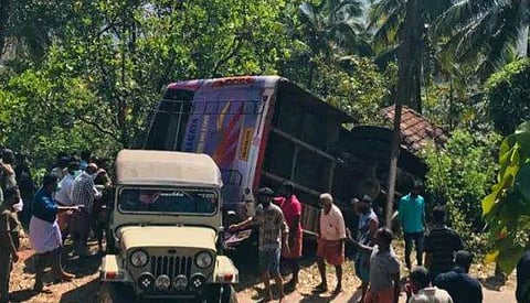വീടിന് മുകളിലേക്ക് മറിഞ്ഞ ബസ്