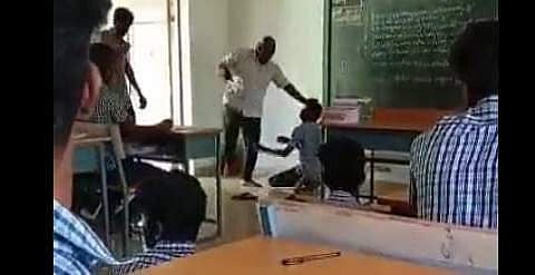 തമിഴ്നാട് ചിദംബരത്ത് സ്കൂൾ വിദ്യാർഥിയെ അധ്യാപകൻ മർദിക്കുന്നു