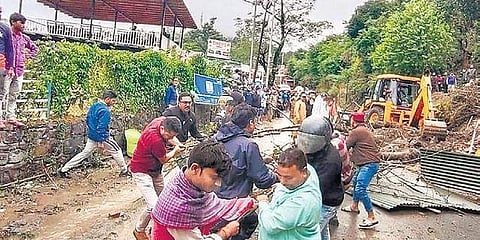 മണ്ണിടിച്ചിലില് തകര്ന്ന റോഡുഗതാഗതം പുനഃസ്ഥാപിക്കാനുള്ള ശ്രമം, പിടിഐ
