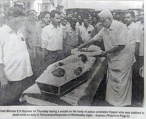 കുത്തേറ്റു മരിച്ച പൊലീസ് ഉദ്യോഗസ്ഥൻ വിജയന്റെ മൃതദേഹത്തിൽ മുഖ്യമന്ത്രി ഇകെ നായനാർ അന്തിമോപചാരം അർപ്പിക്കുന്നു