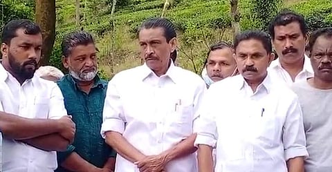 കോണ്ഗ്രസിന്റെ പ്രതിഷേധ പരിപാടിയില് സി പി മാത്യു സംസാരിക്കുന്നു
