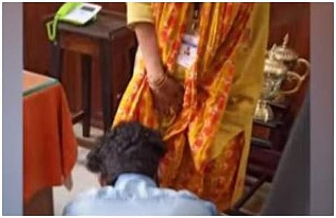 വിദ്യാര്ത്ഥിയെക്കൊണ്ട് പ്രിന്സിപ്പല് കാലുപിടിപ്പിക്കുന്നതിന്റെ ചിത്രം എംഎസ്എഫ് പുറത്തുവിട്ടത്/ടെലിവിഷന് വിഷ്വല്
