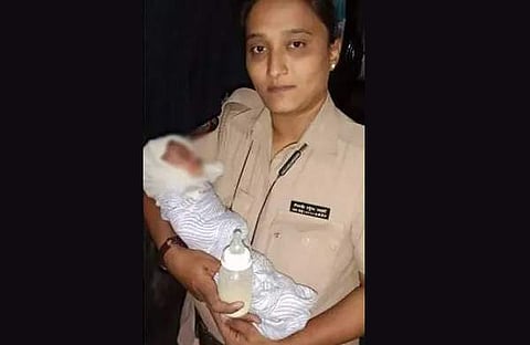 രക്ഷിച്ച കുഞ്ഞുമായി പൊലീസ് ഉദ്യോഗസ്ഥ