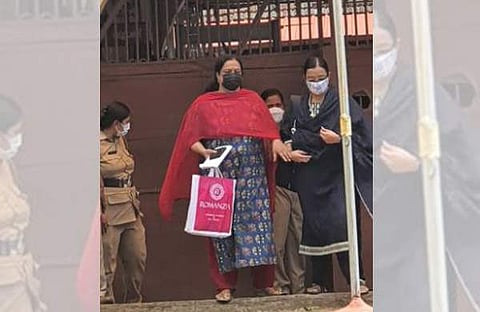 സ്വപ്ന സുരേഷ് അമ്മയ്ക്കൊപ്പം ജയിലിനു പുറത്തേക്ക്/വിന്സെന്റ് പുളിക്കല്