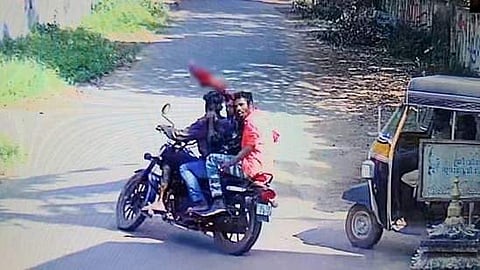 വെട്ടിയെടുത്ത കാലുമായി പോകുന്ന അക്രമികള്/സിസിടിവി ദൃശ്യം