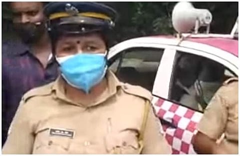 എട്ടുവയസ്സുകാരിയെയും അച്ഛനെയും ചോദ്യം ചെയ്യുന്ന രജിത/വീഡിയോ സ്ക്രീന്ഷോട്ട്