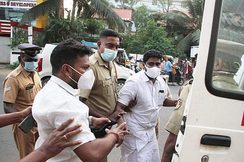 മന്ത്രിയെ കരിങ്കൊടി കാണിക്കാന് ശ്രമിച്ച കെഎസ്യു, യൂത്ത് കോണ്ഗ്രസ് പ്രവര്ത്തകരെ അറസ്റ്റ് ചെയ്ത് നീക്കുന്നു