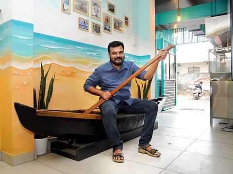 സന്തോഷ് ഏച്ചിക്കാനം റസ്റ്ററന്റില്: എ സനേഷ്/ എക്സ്പ്രസ്