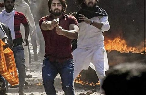 ഷാരൂഖ് പഠാന് പൊലീസിനു നേരെ തോക്കു ചൂണ്ടുന്ന വൈറല് ചിത്രം/ട്വിറ്റര്