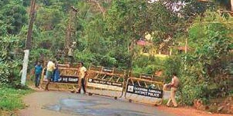 അതിര്ത്തിയില് ബാരിക്കേഡുകള് സ്ഥാപിക്കുന്ന കര്ണാടക പൊലീസ്/ എക്സ്പ്രസ് ഫോട്ടോ