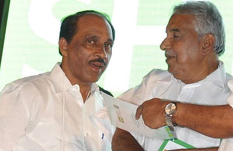 കെ ബാബു ഉമ്മന് ചാണ്ടിക്കൊപ്പം/ഫയല്