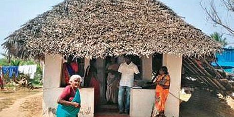 മാരിമുത്തുവിന്റെ കുടുംബം വീടിന് മുന്നില്/എക്സ്പ്രസ് ഫോട്ടോ