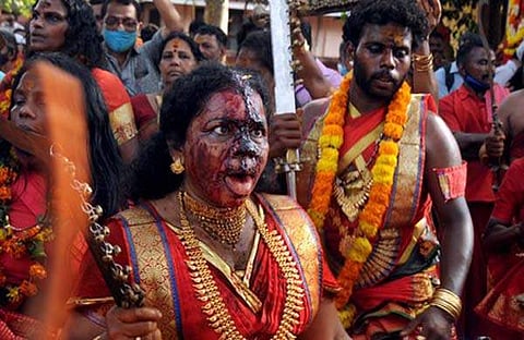 കൊടുങ്ങല്ലൂര് ക്ഷേത്രത്തില് ഭരണിയാഘോഷങ്ങളുടെ ഭാഗമായി ഇന്നലെ നടന്ന അശ്വതി കാവുതീണ്ടലില്നിന്ന്/എ സനേഷ്