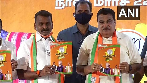 തമിഴ്നാട്ടില് ബിജെപി പ്രകടനപത്രിക പുറത്തിറക്കുന്നു