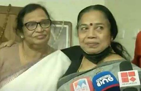 കെസി റോസക്കുട്ടി പികെ ശ്രീമതിക്കൊപ്പം മാധ്യമങ്ങളെ കണ്ടപ്പോള്/ടിവി ചിത്രം