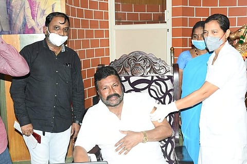 കോവിഡ് വാക്സിൻ സ്വീകരിക്കുന്ന മന്ത്രി ബി സി പാട്ടീൽ/ ചിത്രം: എഎൻഐ